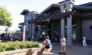 Varios turistas caminan por Disney Springs en Walt Disney World el 22 de marzo de 2022 en Orlando, Florida.