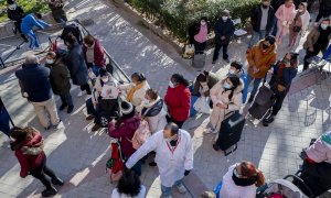 Varias personas hacen cola para recibir alimentos de la Fundación Madrina, en la plaza de San Amaro, a 7 de enero de 2022, en Madrid (España).