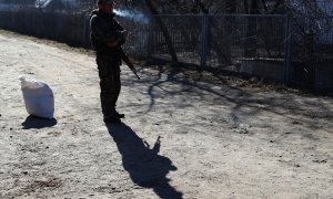 Un miembro de la unidad de defensa territorial civil controla un puesto de control en una carretera a Zhytomyr, Ucrania, este martes 22 de marzo de 2022.