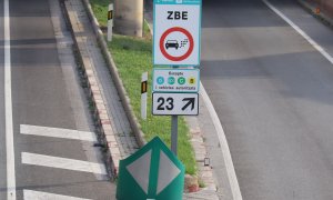 12/2020 - Cartell que avisa de l'entrada en una zona de baixes emissions a Barcelona.