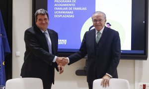 El ministro de Inclusión, Seguridad Social y Migraciones, José Luis Escrivá (i) y el presidente de la Fundación 'La Caixa', Isidro Fainé (d) formalizan este 23 de marzo de 2022 un proyecto para organizar y coordinar la red de familias acogedoras de refugi