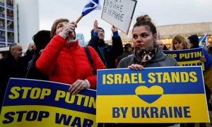 Manifestantes israelíes sostienen carteles en apoyo de Ucrania tras la invasión de Rusia, en Tel Aviv. REUTERS/Corinna Kern