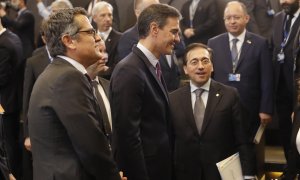 El presidente del Gobierno, Pedro Sánchez, junto al ministro de Exteriores, José Manuel Albares, este jueves en Bruselas con motivo de la cumbre de la OTAN.