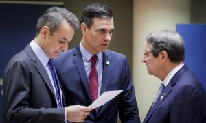 El primer ministro griego, Kyriakos Mitsotakis, el presidente del Gobierno, Pedro Sánchez, y el presidente de la República de Chipre, Nicos Anastasiades, durante la Cumbre del Consejo Europeo en Bruselas este 25 de marzo de 2022.