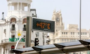 25/04/2022 Un termómetro de una parada de bus de la Gran Vía, marca 47ºC, a 11 de agosto de 2021, en Madrid