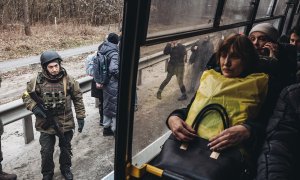 Varias personas son evacuadas en un autobús, a 5 de marzo de 2022, en Irpin (Ucrania).
