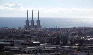 Vista aèria de Barcelona amb les Tres Xemeneies de Sant Adrià de Besòs al fons.