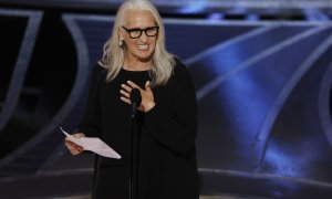 La directora neozelandesa Jane Campion lee los agradecimientos tras recibir el Oscar a la Mejor Dirección por 'El poder del perro'. EFE/EPA/ETIENNE LAURENT