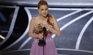 La actriz Jessica Chastain, tras recibir el Oscar a al Mejor actriz por su papel en 'Los ojos de Tammy Faye'. EFE/EPA/ETIENNE LAURENT