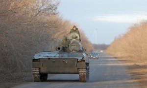 Miembros de las tropas prorrusas en un vehículo blindado cerca de la ciudad portuaria de Mariupol, Ucrania, el 27 de marzo de 2022.