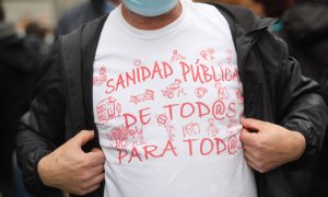 29/3/22-Un hombre durante una manifestación en la Puerta del Sol para apoyar la Atención Primaria, a 27 de marzo de 2022, en Madrid.
