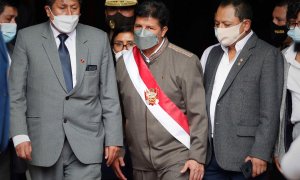 El presidente de Perú pedro Castillo, en el centro, a su  salida del Congreso este lunes 29 de marzo de 2022, donde está siendo sometido a una moción de censura.