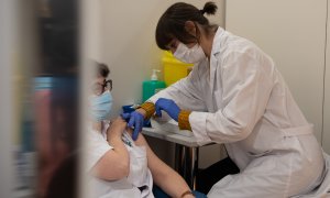 Una professional de l'Hospital Clínic rep la tercera dosi de la vacuna contra la Covid-19.