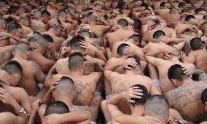 Pandilleros esperan fuera de sus celdas durante un registro en la cárcel de Ciudad Barrios, en El Salvador. REUTERS/Secretaria de Prensa de la Presidencia