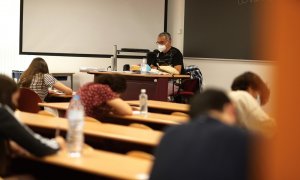 Un grupo de estudiantes durante la convocatoria extraordinaria de la Evaluación del Bachillerato para el Acceso a la Universidad (EBAU), a 6 de julio de 2021, en Madrid