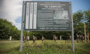 Cartel que recuerda el centro de torturas y represión de "El Campito" durante la dictadura argentina.