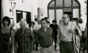 El escritor Miguel Delibes junto a Gonzalo Santonja, Rafael Alberti y María Asunción Mateo en El Escorial, en julio de 1991.