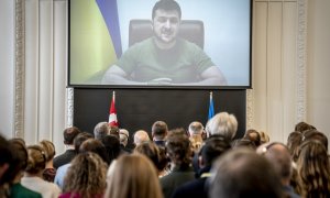 Miembros del parlamento danés asisten al discurso del presidente ucraniano, Volodymyr Zelenski, ante el parlamento.