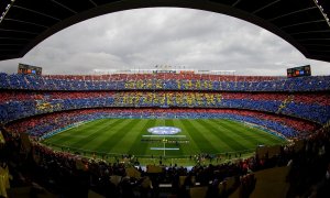 Vista de l'estadi del Camp Nou ple de gom a gom amb el mosaic que es va fer a les grades a l'inici del partit.