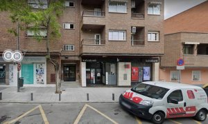 Portal del número 12 de la avenida de la Constitución de Las Rozas donde se ha hallado el cadáver de una mujer con signos de violencia este 31 de marzo de 2022.