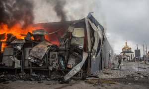 Un edificio en llamas tras un bombardeo de Rusia en la ciudad ucraniana de Irpin, en la región de Kiev, este 31 de marzo de 2022.