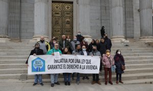 31/03/2022.- Miembros de las organizaciones que este jueves han presentado en el Congreso de los Diputados, 60 enmiendas a la ley por el derecho de vivienda presentada por el Gobierno que serán registradas a través de los grupos políticos que dan apoyo a