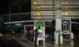 Un hombre con una maleta en el aeropuerto de El Prat, en Barcelona. E.P./David Zorrakino