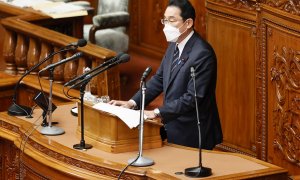 1/4/22-El primer ministro japonés, Fumio Kishida, habla en la sesión plenaria de la Cámara Baja en la Dieta Nacional, a 17 de marzo de 2022.
