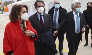 El expresidente del gobierno español José María Aznar (2i), su esposa, la exalcaldesa de Madrid, Ana Botella, y el presidente del Atlético de Madrid, Enrique Cerezo, asisten el 22 de marzo de 2022 a la inauguración de la Clínica CEMTRO III.