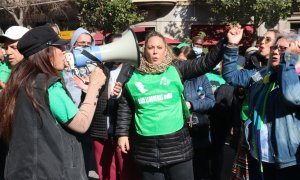 Manifestants de la PAH llancen proclames en una protesta contra la Sareb.