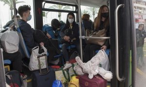 Un autobús lleno de refugiados ucranianos les traslada a un complejo hotelero en Balears el 30 de marzo de 2022.