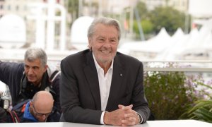 el actor francés Alain Delon atiende un photocall después de ganar la Palma de Oro Honorífica durante la 72ª edición del Festival Internacional de Cine de Cannes en el Palais des Festivals