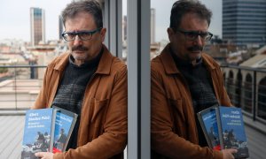 24/03/2022 - El novel·lista Albert Sánchez Piñol amb 'El monstre de Santa Helena' a les mans.