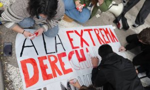 01/04/2022. Varios estudiantes escriben una pancarta contra el acto de la 'Plataforma 711 Por la Reconquista Cultural’, en el Campus de Somosaguas', a 01/04/2022.