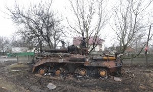 01/04/2022 Un vehículo militar dañado es visto en Nova Basan, una localidad cercana a Kiev, durante el avance ucraniano en la zona en busca de una retirada de las tropas rusas