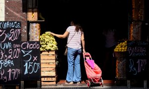17/03/2022 Una persona echa un vistazo a unos plátanos de un mercado de Buenos Aires, Argentina