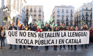 Manifestació a la plaça de Sant Jaume de Barcelona contra la sentència del 25% en castellà i en defensa de l'escola en català.
