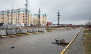 Cuerpos de personas, que según los residentes fueron tiroteados por soldados rusos, yacen en la calle, en medio de la invasión de Rusia a Ucrania, en Bucha , Ucrania 3 de abril de 2022.