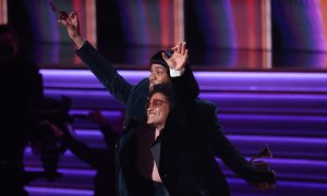 (3/04/2022) Anderson Paak y Bruno Mars, de Silk Sonic, aceptando el Grammy a Canción del Año en su 64ª edición.