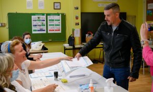 El presidente del partido opositor húngaro Jobbik, Peter Jakab, recibe las papeletas para emitir sus votos este domingo 3 de abril de 2022 en un colegio electoral en la ciudad de Miskolc (Hungría).
