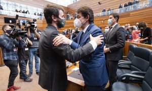 El líder de Vox en Castilla y León, Juan García-Gallardo y el presidente en funciones de la Junta de Castilla y León, Alfonso Fernández Mañueco se abrazan en el acto de constitución de las Cortes de Castilla y León, a 10 de marzo de 2022, en Valladolid.