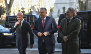 El primer ministro de Hungría, Viktor Orbán, junto a los políticos de Vox Jorge Buxadé y Hermann Tertsch durante un encuentro que mantuvieron el pasado 29 de enero de 2022 en Madrid.