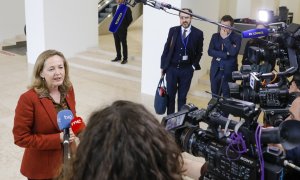 La vicepresidenta primera y ministra de Asuntos Económicos, Nadia Calviño, hace unas declaraciones a los medios a su llegada a la reunión de los ministros de Economía y Finanzas de la eurozona (Eurogrupo), en Luxemburgo. EFE/EPA/JULIEN WARNAND