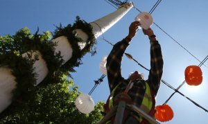 Un trabajador en la feria de 2017. archivo