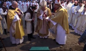 Momento en el que se colocó la primera piedra de la futura ciudad religiosa de los Heraldos del Evangelio en Sevilla la Nueva.