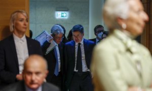 El comisario europeo a cargo de la economía, Paolo Gentiloni (L), habla con el presidente del Eurogrupo, el ministro de Finanzas irlandés, Paschal Donohoe (R), al comienzo de una reunión de ministros de finanzas en Luxemburgo, el 4 de abril de 2022.