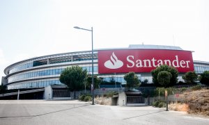 Uno de los edificios de la Ciudad Financiera del Grupo Santander, su sede corporativa, en la localidad madrileña de Boadilla del Monte. E.P./Ricardo Rubio