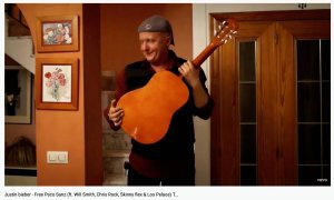 Captura del vídeo donde sale Paco Sanz tocando la guitarra.