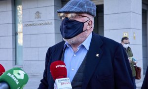 El comisario jubilado José Manuel Villarejo, ofrece declaraciones a los medios a su llegada a la Audiencia Nacional para declarar como investigado en relación con CENYT, el pasado 28 de febrero de 2022.