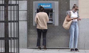 05/04/2022. Dos mujeres en un cajero de una sucursal de banco Sabadell, a 2 de septiembre de 2021, en Madrid, a 02/09/2021.